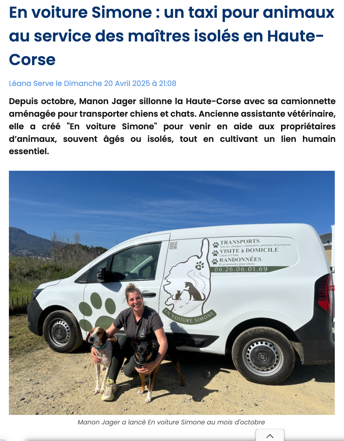 Manon Jager avec son chien devant son véhicule "En Voiture Simone" en Haute Corse, service de taxi animalier à domicile