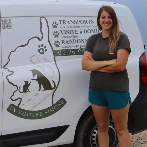Manon Jager, fondatrice d'En Voiture Simone, devant son van de taxi animalier en Haute-Corse
